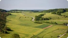 Área rural com grande extensão de terreno verde ideal para loteamento planejado e desenvolvimento urbano